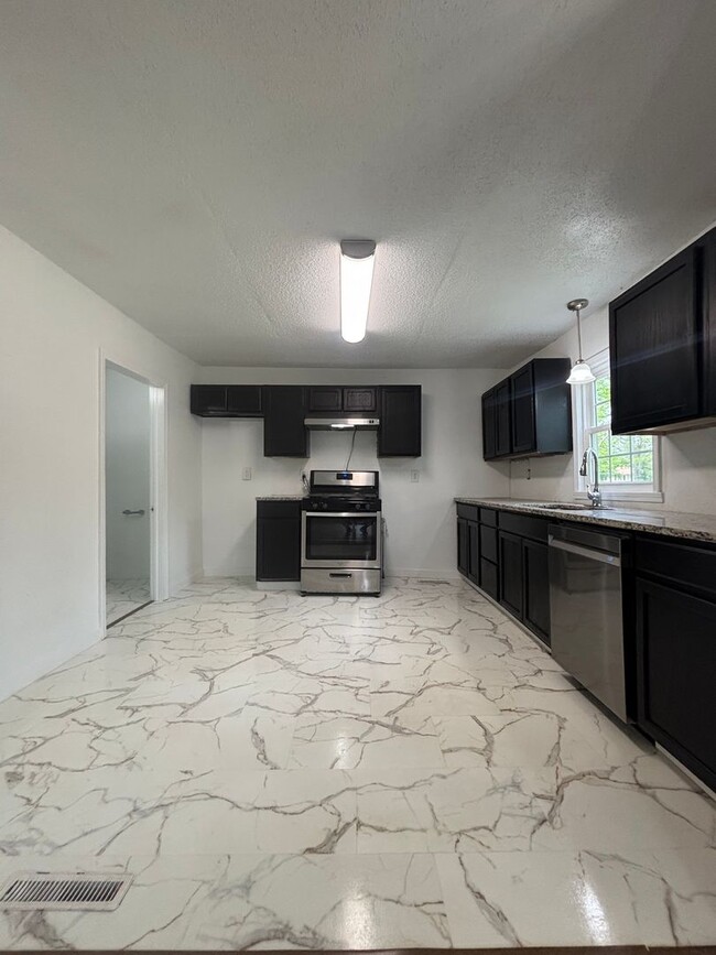 Foto del edificio - Remodeled 3 bedroom 2 full bathroom home!