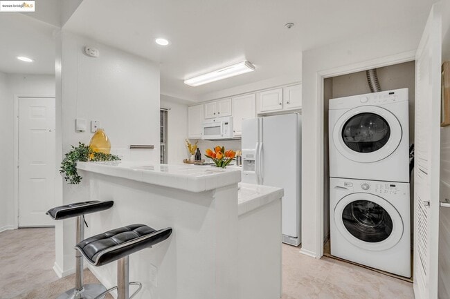 Building Photo - 300 Caldecott Ln