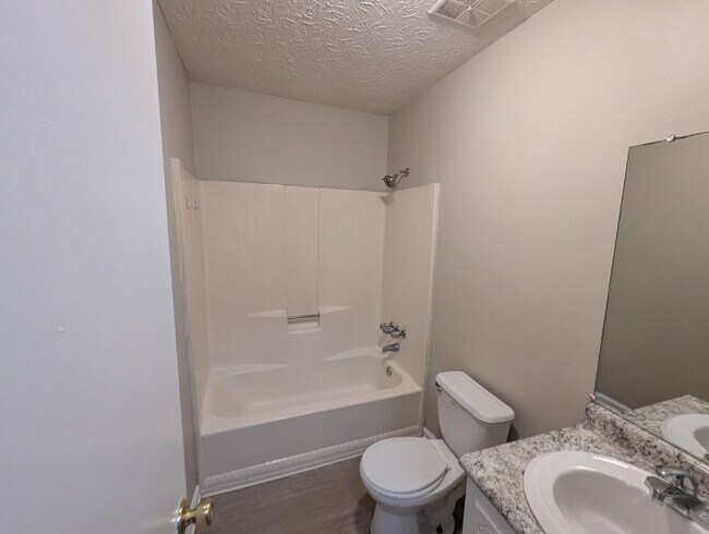 Foto del edificio - 240 Rustwood Dr