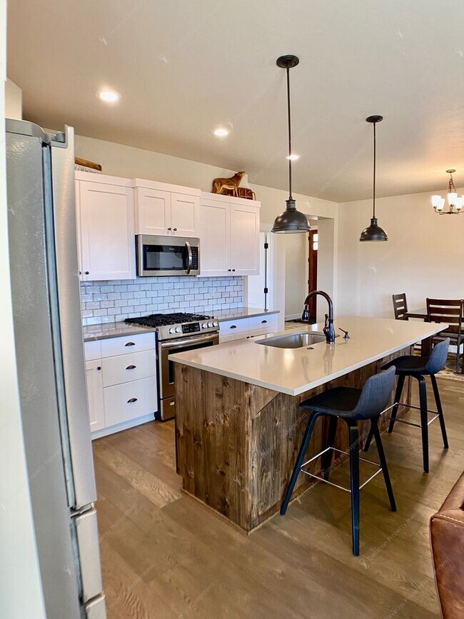 Building Photo - **Unfurnished** Single-level 3 BR-2BA  Hom...
