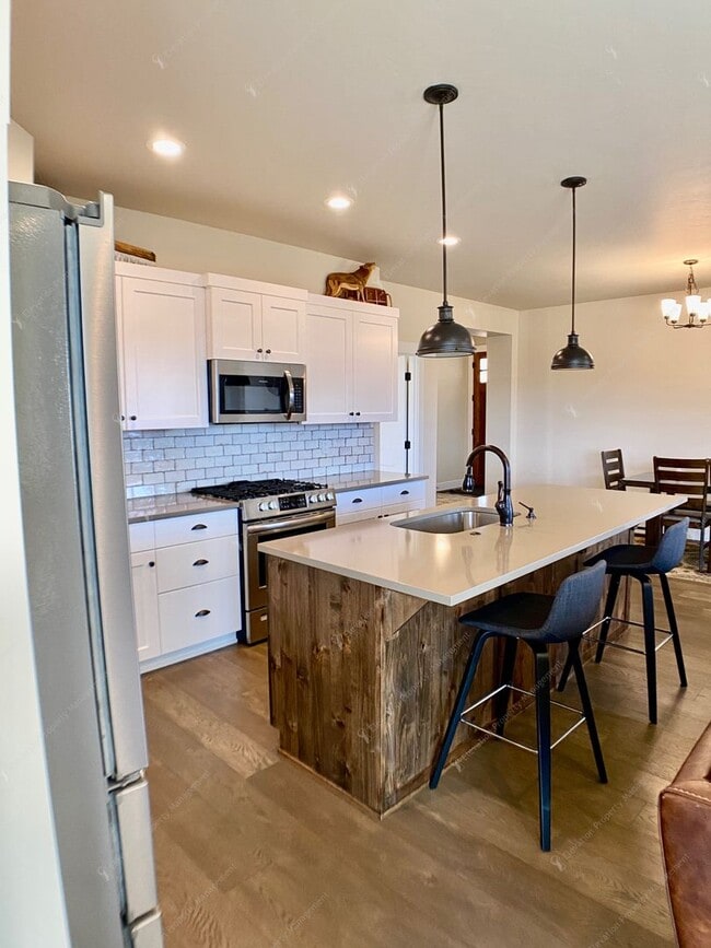 Building Photo - **Unfurnished** Single-level 3 BR-2BA  Home with Mountain Views