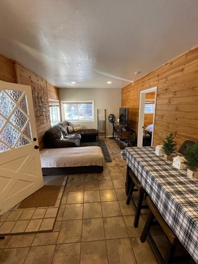 Foto principal - Tastefully remodeled cabin avail. 11/1/24 ...