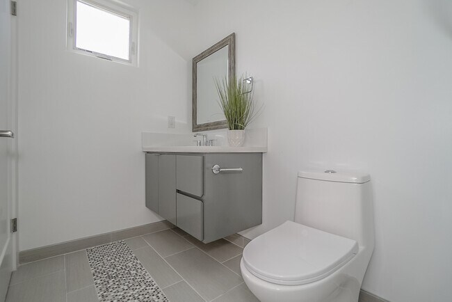 Foto del edificio - 4635 Lexington Avenue, Unit 4637 1/4