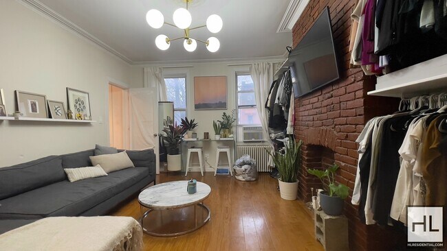 Building Photo - 1 Bedroom On Hall