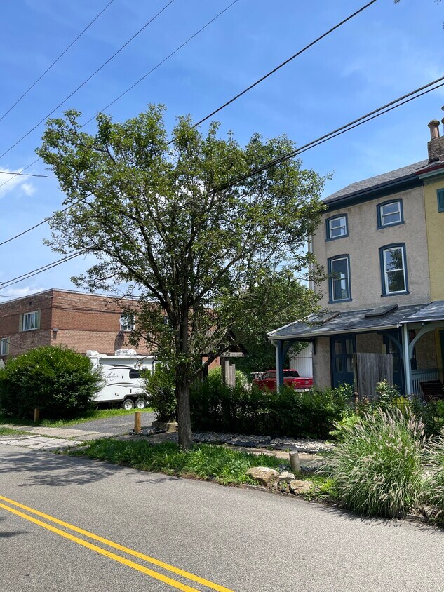Foto principal - 424 W Mount Pleasant Ave