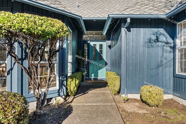 Foto del edificio - Elegant One-Level Lake Oswego Home with Vaulted Great Room & Garden Patio