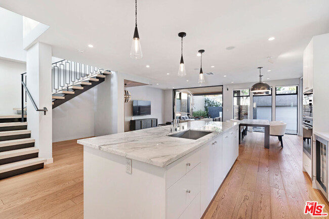 Foto del edificio - 8925 Dorrington Ave