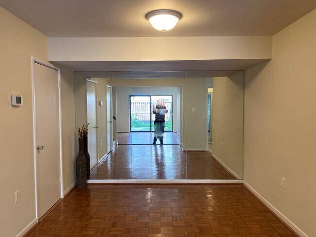 Building Photo - Gorgeous 3 Bedroom Townhome in Columbia!
