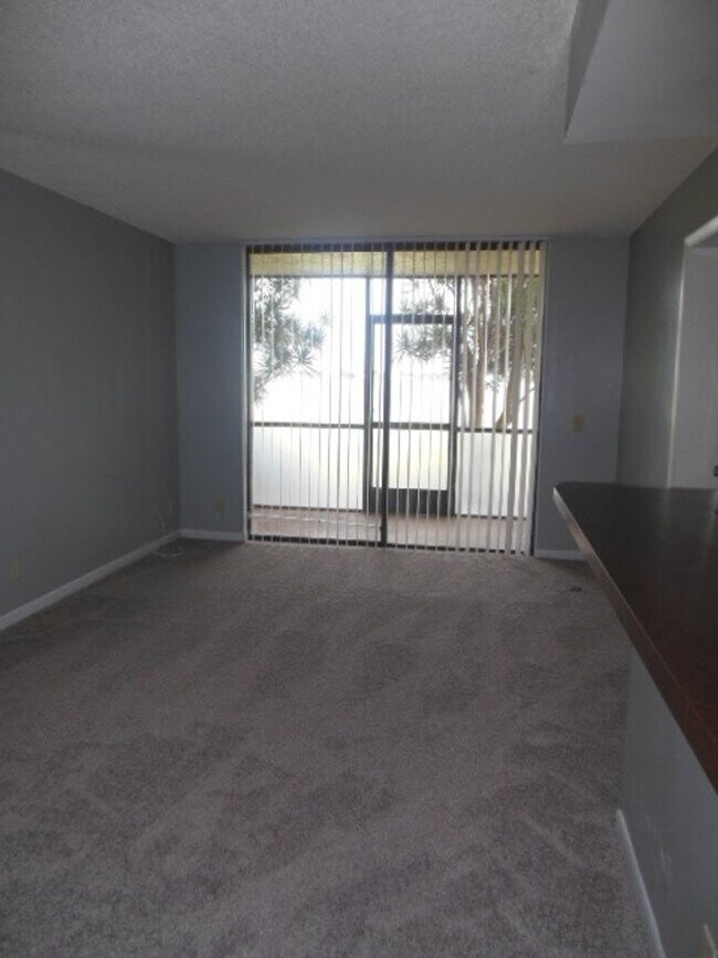 Building Photo - TWO BEDROOM TWO BATHROOM!! FULL LAKE VIEW!