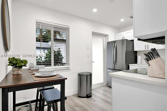 Foto del edificio - 300 NW 82nd St