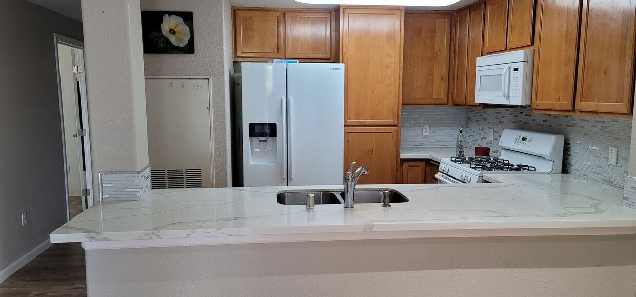 Building Photo - Elk Grove ~~Condo For Rent!