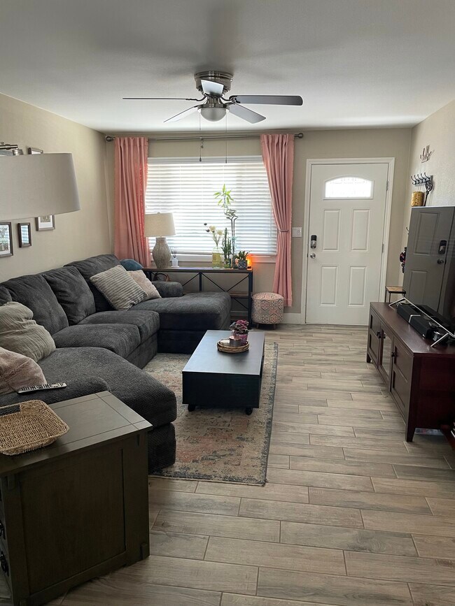 Foto del edificio - 1726 N Daffodil St