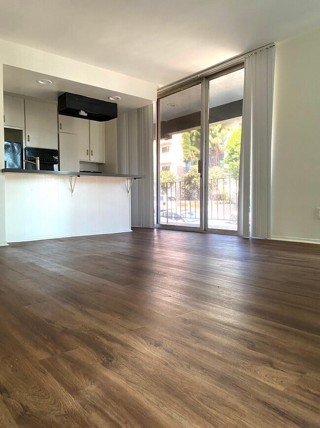 Building Photo - 1627 N Poinsettia Pl