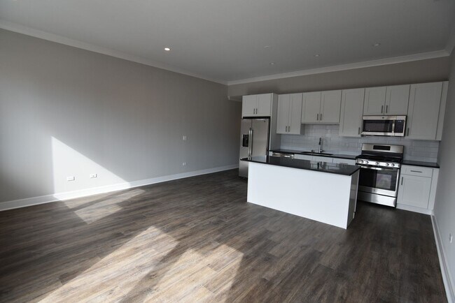 Foto del edificio - 927 W Irving Park Rd