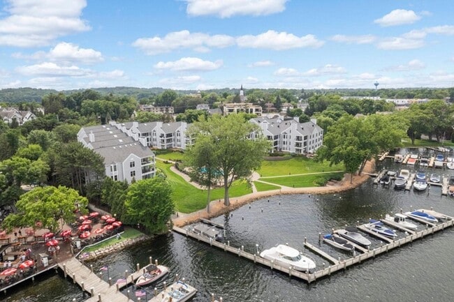 Building Photo - Spacious Main-Level Living in the Heart of Excelsior