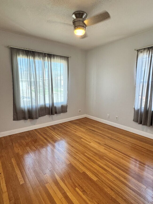 Foto del edificio - Charming 2-Bedroom Home with Fireplace, Backyard & Garage in Lakewood