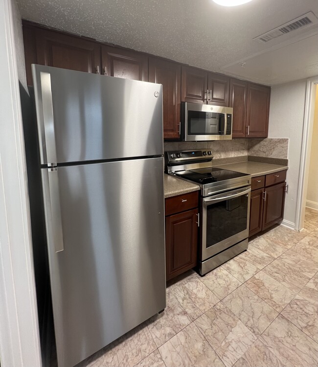 Building Photo - 4627 Country Creek Dr