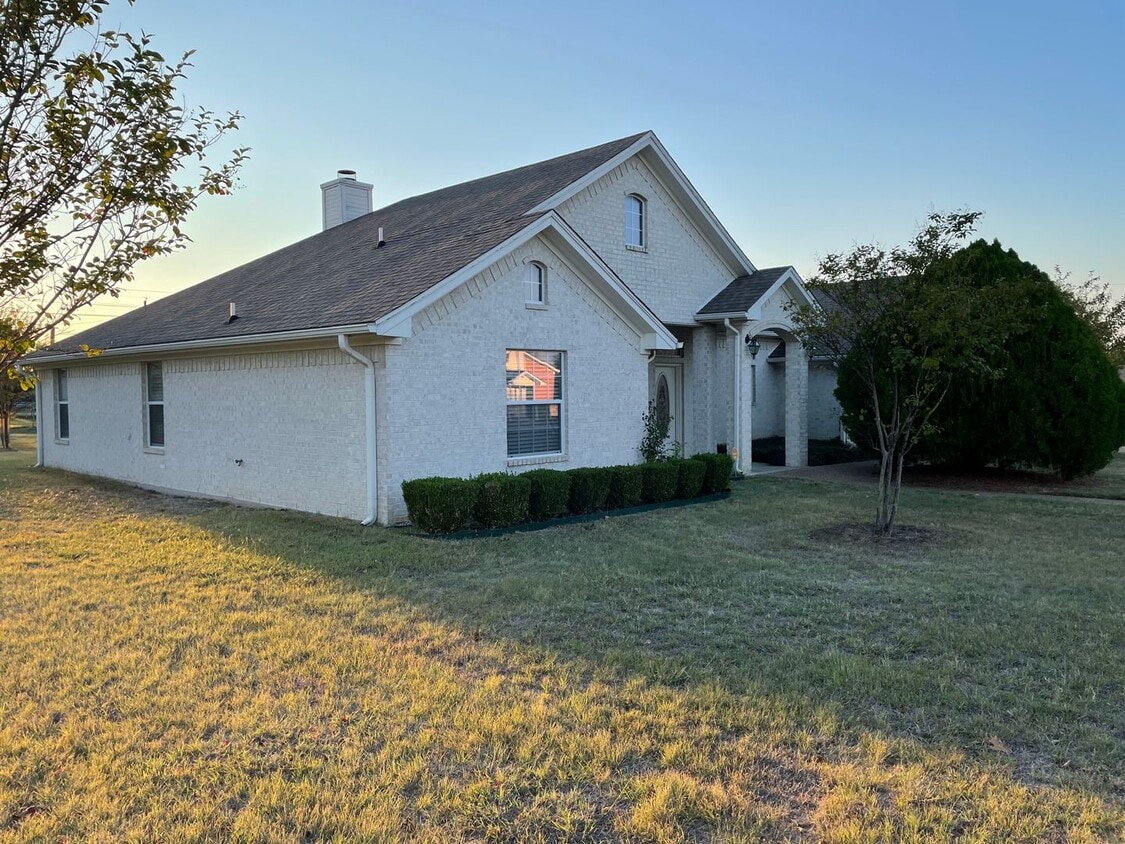 Big and Bright in McGregor! House Rental in McGregor, TX