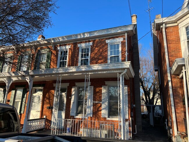 Building Photo - 213 Walnut St