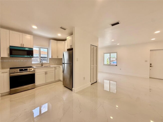 Foto del edificio - 228 NW 32nd Ave