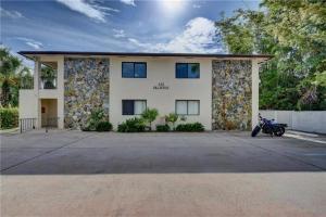 Primary Photo - 412 S Palmway