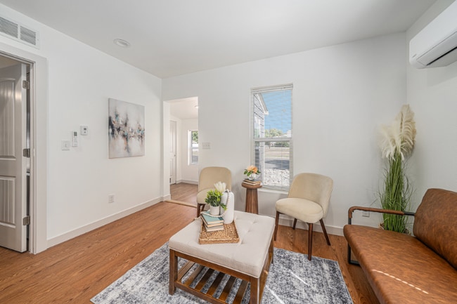Foto del edificio - 1326 E 8th St