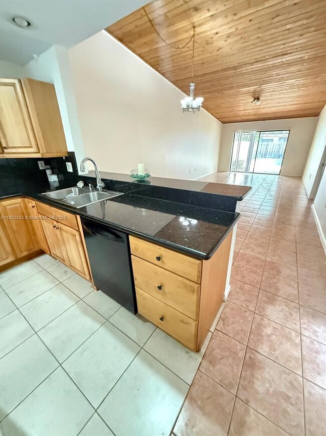 Building Photo - 3325 Oak Dr