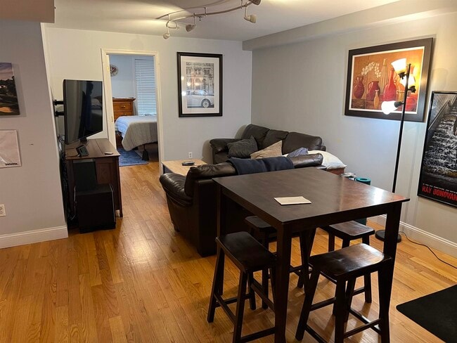 Building Photo - 528 Garden St