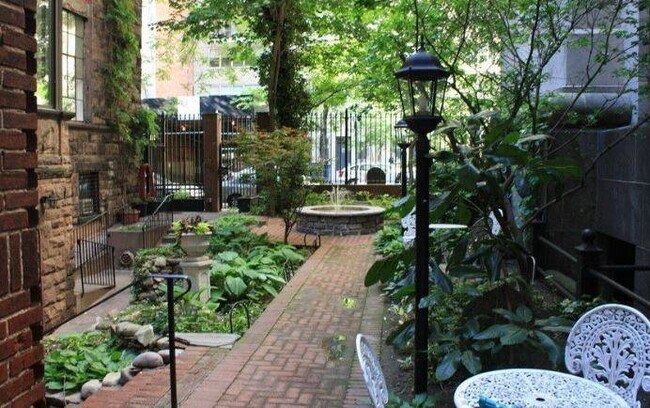 Foto del edificio - 12 W 68th St