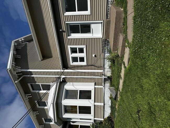 Building Photo - 415 Iowa Ave