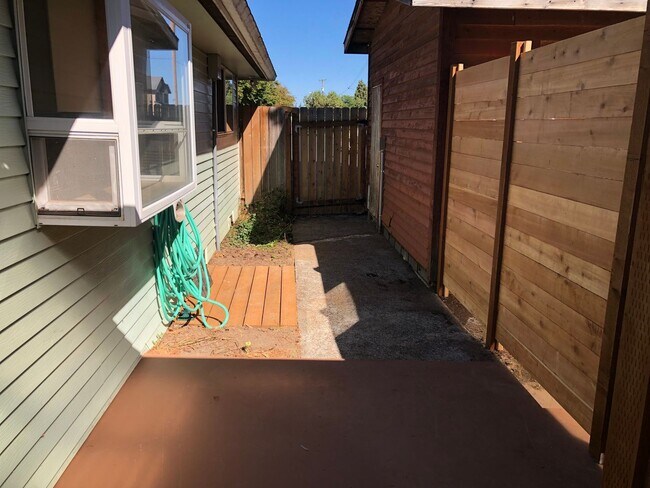 Foto del edificio - 3 bedroom 1 bath house in Eugene! MOVE IN ...