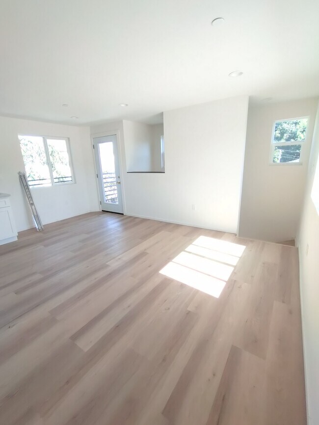 Foto del edificio - 3730 Tuller Ave