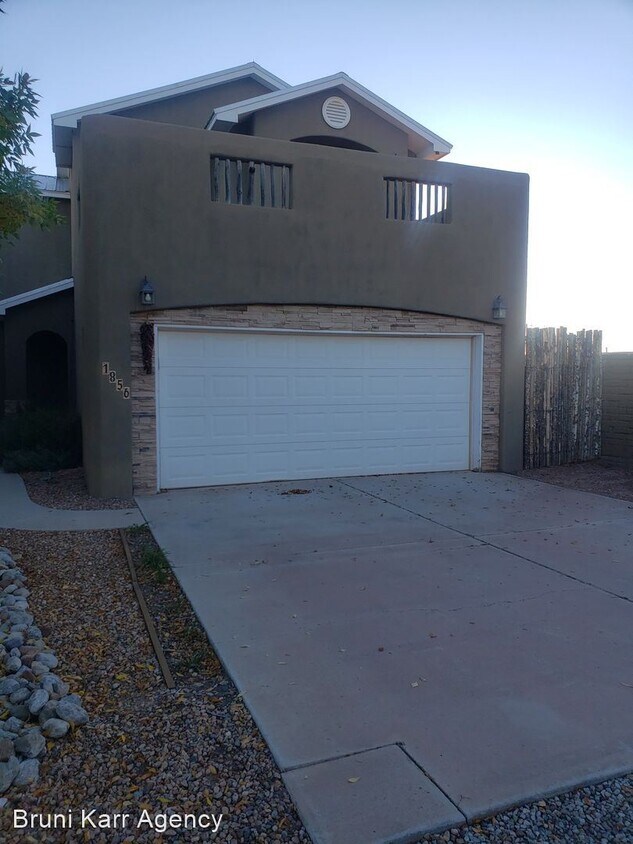 3 br, 2.5 bath House 1856 Calle Barbarit... House for Rent in