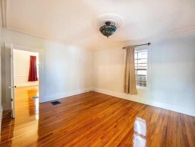 Building Photo - 12 Adella Pl