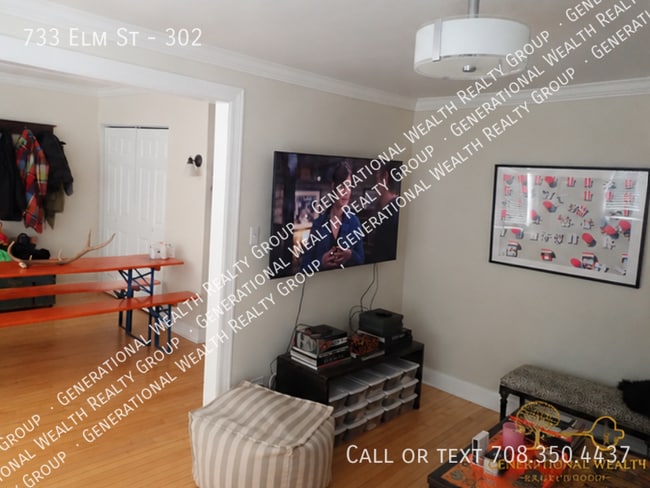 Building Photo - 733 Elm St