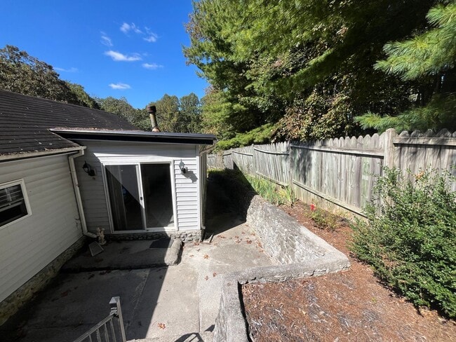 Building Photo - $1500 — 2 BEDROOM 1 BATH — Off Howard Gap Rd