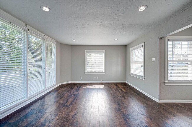 Foto del edificio - 2408 Yoakum Blvd