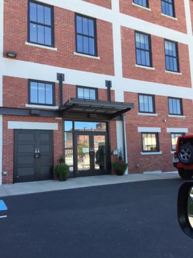 Building Photo - 1401 State St - Unit 405