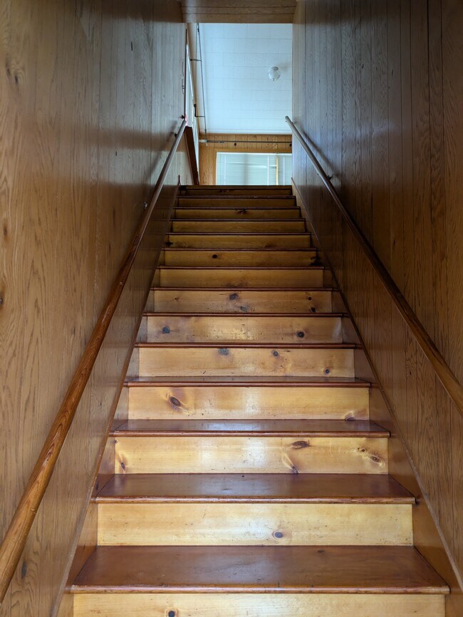 Escaleras al apartamento superior - 460 N Main St