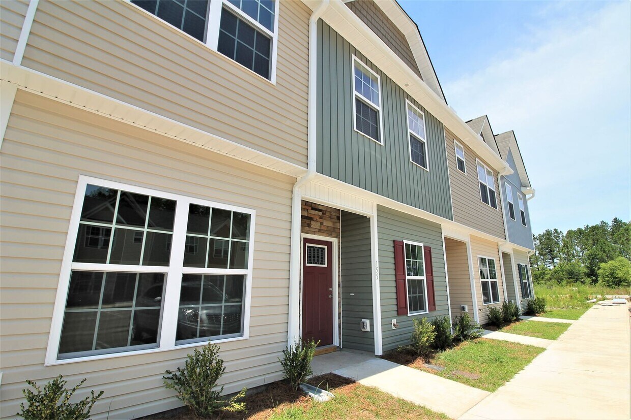 Primary Photo - 2 BR/ 2.5 Bath Townhome located in The Tow...