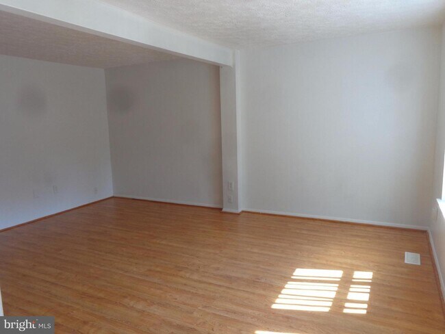 Building Photo - 8123 Parkdale Ct