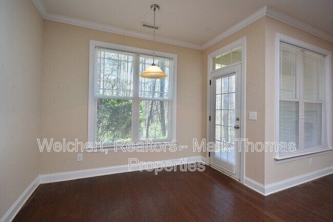Foto del edificio - 306 Rose Walk Ln