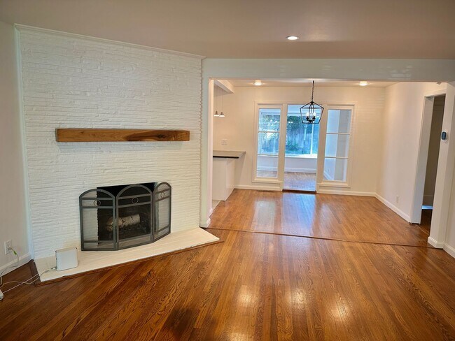 Foto del edificio - Charming 2 Bed 1.5 Bath in Redwood City!