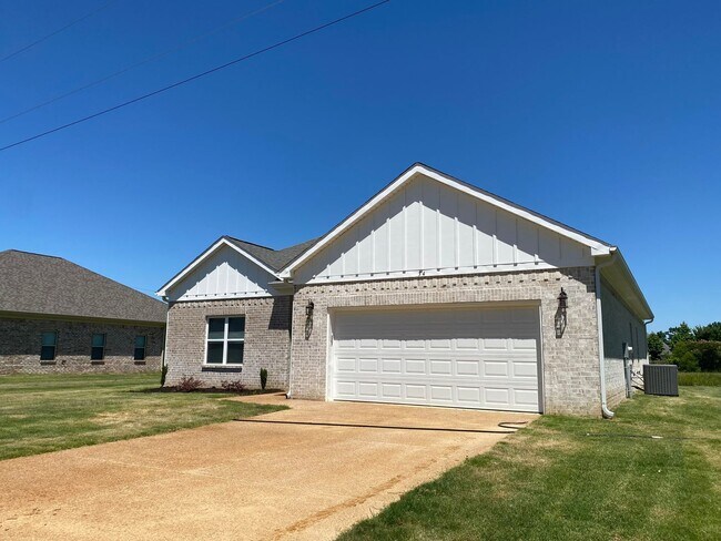 Foto del edificio - 4 bed, 2 bath home built in 2022 in Atoka w/ a move in Special
