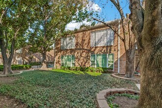 Building Photo - 2201 Fountain View Dr