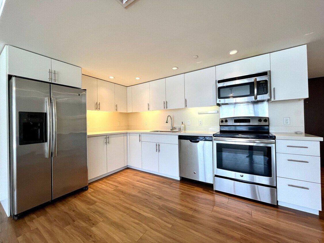 Primary Photo - Symphony Honolulu: 2 Bed, 2 Bath w/ 2 Tand...