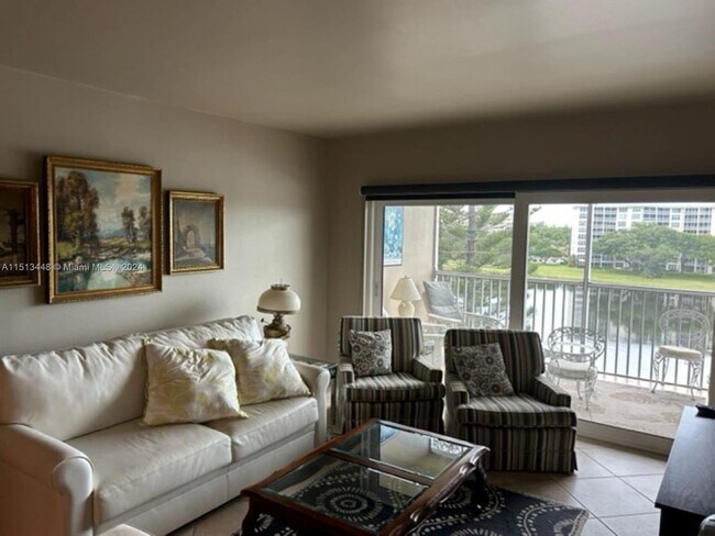 Building Photo - 2801 N Palm Aire Dr