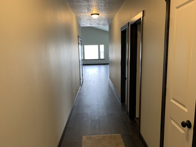 Building Photo - Newer Post Falls Home!!