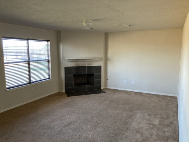 Building Photo - 702 Silver Reef Ln