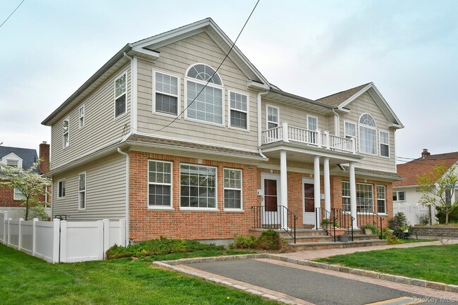 Building Photo - 21 Marwood Rd S